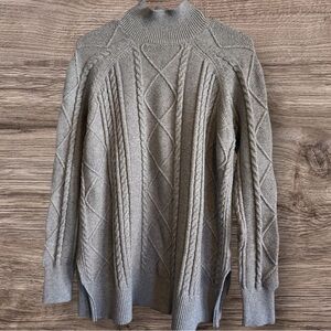 Philosophy women’s soft cable knit sweater with side splits. size S EUC